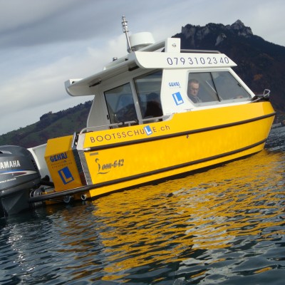 Bootsfahrschule am Thunersee erteilt Bootsfahrunterricht mit beheiztem Fahrschulschiff