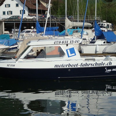 Die Motorbootfahrschule am Zürichsee bietet den Bootsunterricht für die praktische Bootsprüfung Motorboot Kat. A direkt im Prüfungsgebiet an.