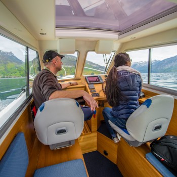 Unsere Bootsfahrschule ist direkt im Prüfungsgebiet am Thunersee stationiert. Dies gewährt eine optimale Vorbereitung im Bootsunterricht auf die praktische Bootsprüfung Motorboot Kat. A