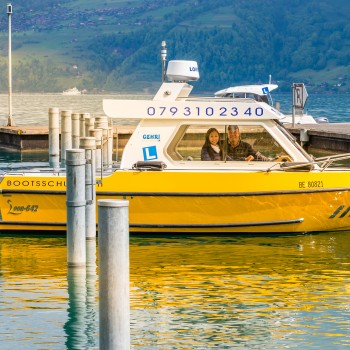 Bootsunterricht für die Bootsprüfung Motorboot Kat. A bei Gehri Bootsschule direkt im Prüfungsgebiet Bootshafen Güetital am Thunersee