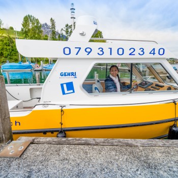 Bootsunterricht für die Bootsprüfung Motorboot Kat. A bei Gehri Bootsschule direkt im Prüfungsgebiet Bootshafen Güetital am Thunersee