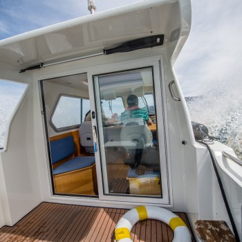 Bootsunterricht bei starkem Wind und hohem Wellengang ist mit dem erfahrenen Bootsfahrlehrer von Gehri Bootsfahrschule am Thunersee problemlos zu meistern