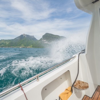 Bootsunterricht bei starkem Wind und hohem Wellengang ist mit dem erfahrenen Bootsfahrlehrer von Gehri Bootsfahrschule am Thunersee problemlos zu meistern