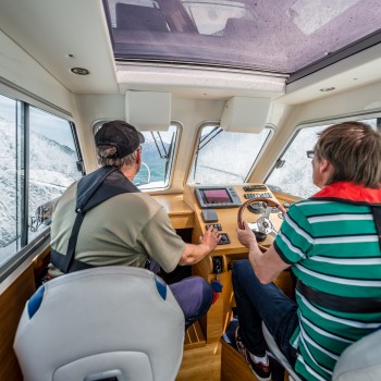 Bootsunterricht bei starkem Wind und hohem Wellengang ist mit dem erfahrenen Bootsfahrlehrer von Gehri Bootsfahrschule am Thunersee problemlos zu meistern