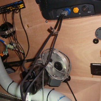 Unser LOON 642 Fahrschulschiff ist ein Unikat, es wurde speziell auf die Bedürfnisse der Bootsfahrschule und für die Motorbootprüfungen in der Schweiz gebaut.