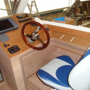 Unser LOON 642 Fahrschulschiff ist ein Unikat, es wurde speziell auf die Bedürfnisse der Bootsfahrschule und für die Motorbootprüfungen in der Schweiz gebaut.