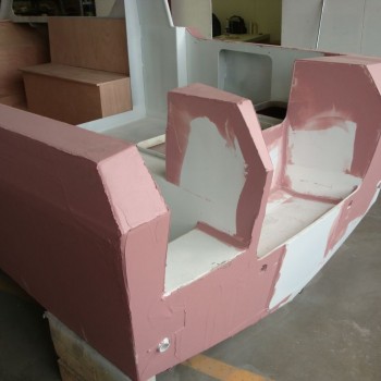 Unser LOON 642 Fahrschulschiff ist ein Unikat, es wurde speziell auf die Bedürfnisse der Bootsfahrschule und für die Motorbootprüfungen in der Schweiz gebaut.