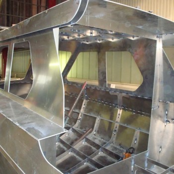 Unser LOON 642 Fahrschulschiff ist ein Unikat, es wurde speziell auf die Bedürfnisse der Bootsfahrschule und für die Motorbootprüfungen in der Schweiz gebaut.