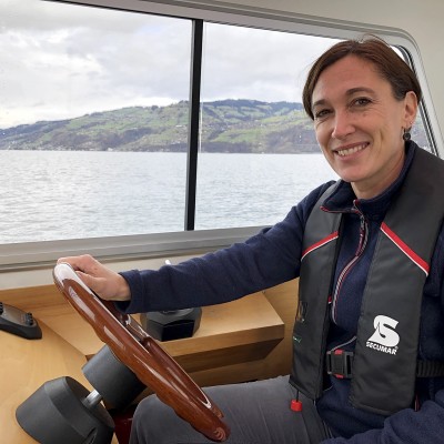 Karin Schäfer, Bootsfahrlehrerin Motorboot Kat. A erteilt Bootsunterricht bei Gehri Bootsfahrschule am Thunersee.